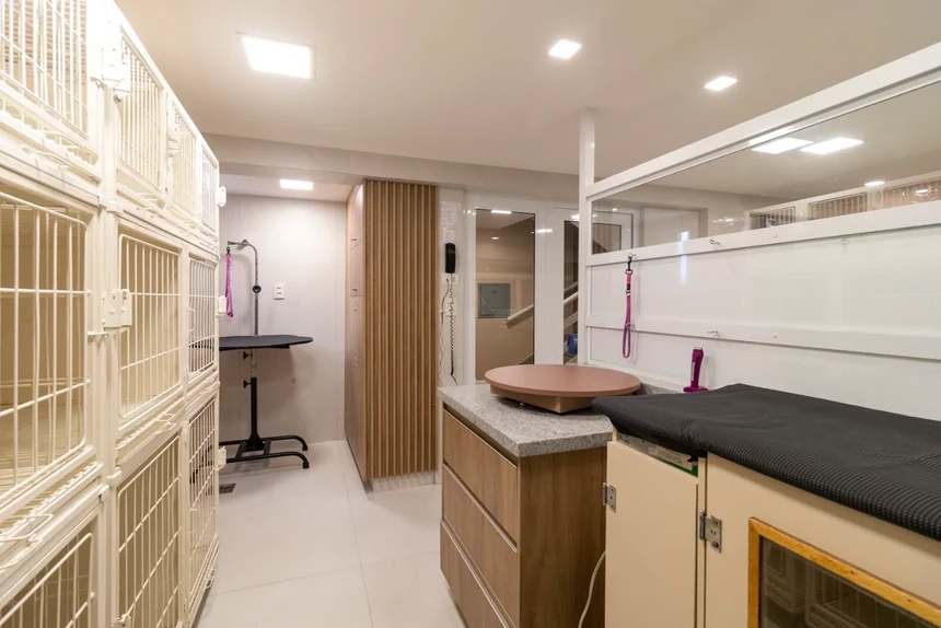 &Aacute;rea de banho e tosa com mesa de tosa e box individuais