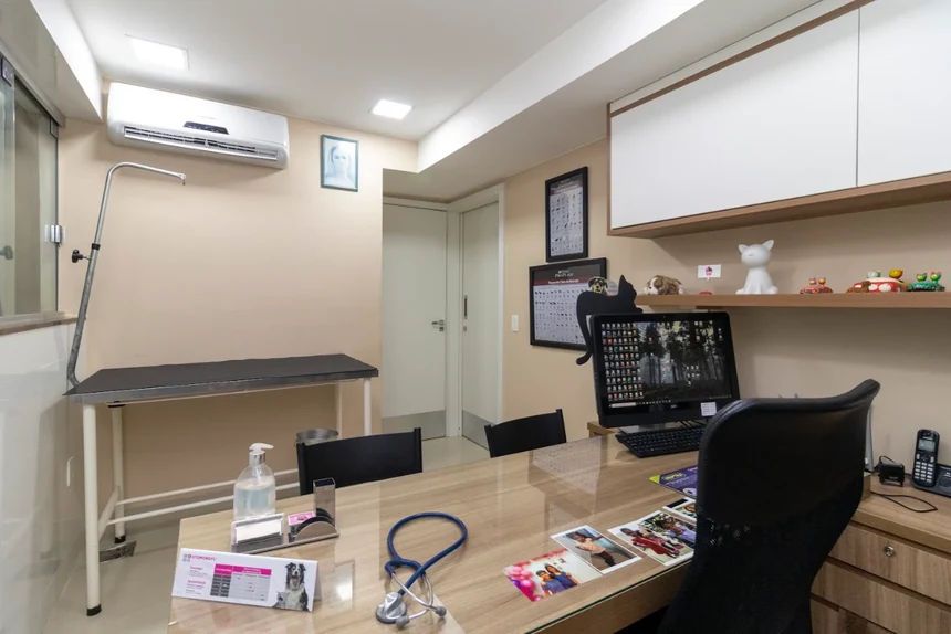Consult&oacute;rio com mesa de exame e bancada de atendimento